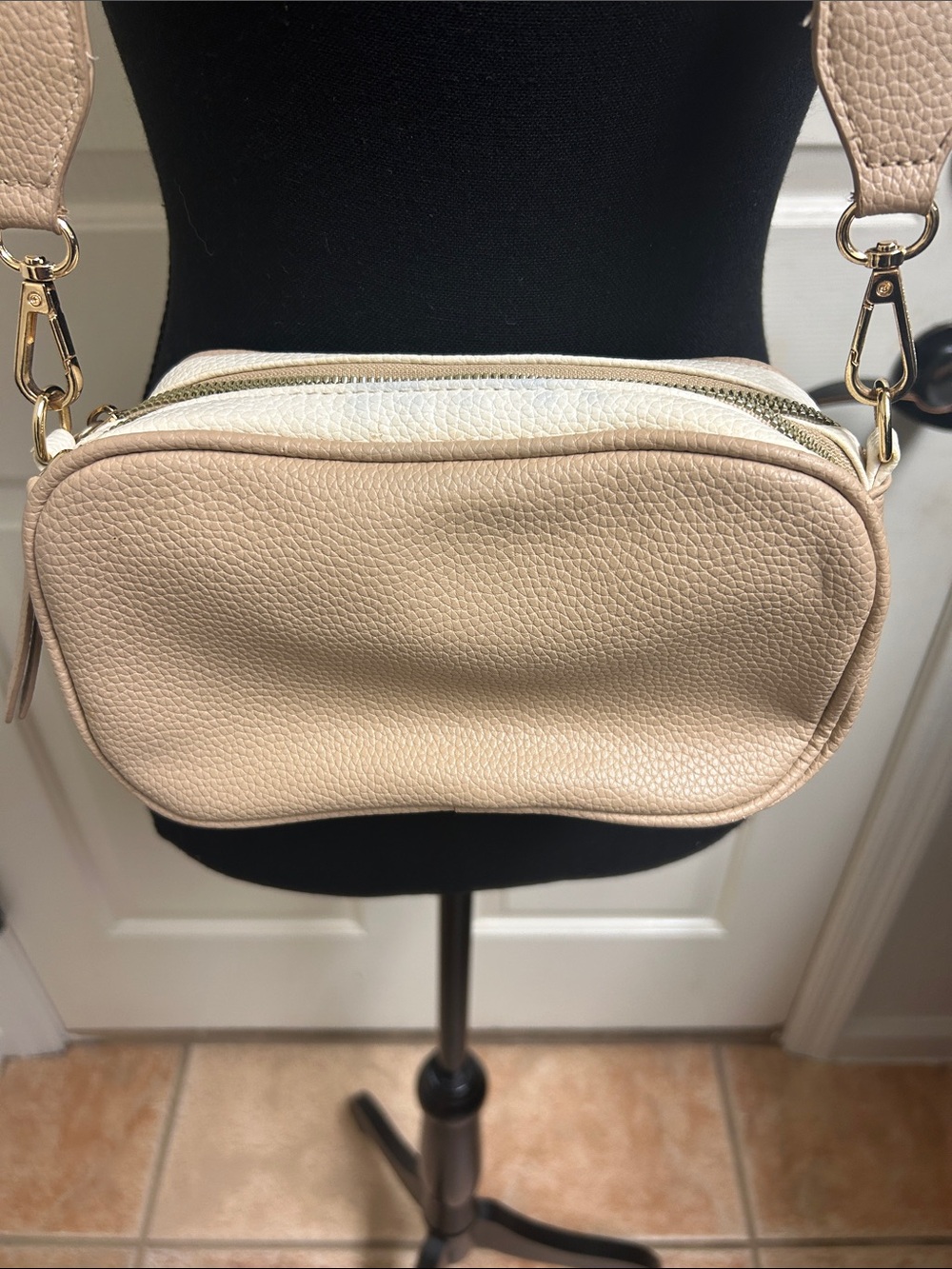 Like Dreams crossbody bag a pebbled vegan leather, guitar" style strap, Beige - Picture 7 of 11